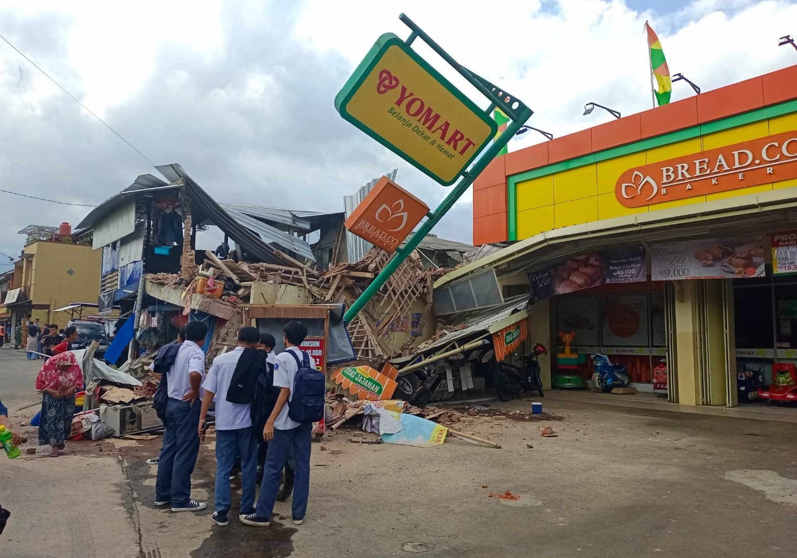 Gempa bumi di Cianjur dengan kekuatan mangitudo 5,6 merupakan jenis gempa darat Kekuatan ditumbulak cukup membuat rumah roboh.