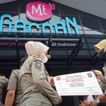 Jajaran SatPol PP Kota Bogor saat melakukan penyegelan terhadap Resto Mie Gacoan di Kota Bogor, Kamis (24/11). (Yudha Prananda / Jabar Ekspres)