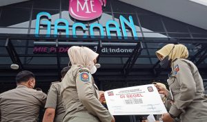 Jajaran SatPol PP Kota Bogor saat melakukan penyegelan terhadap Resto Mie Gacoan di Kota Bogor, Kamis (24/11). (Yudha Prananda / Jabar Ekspres)