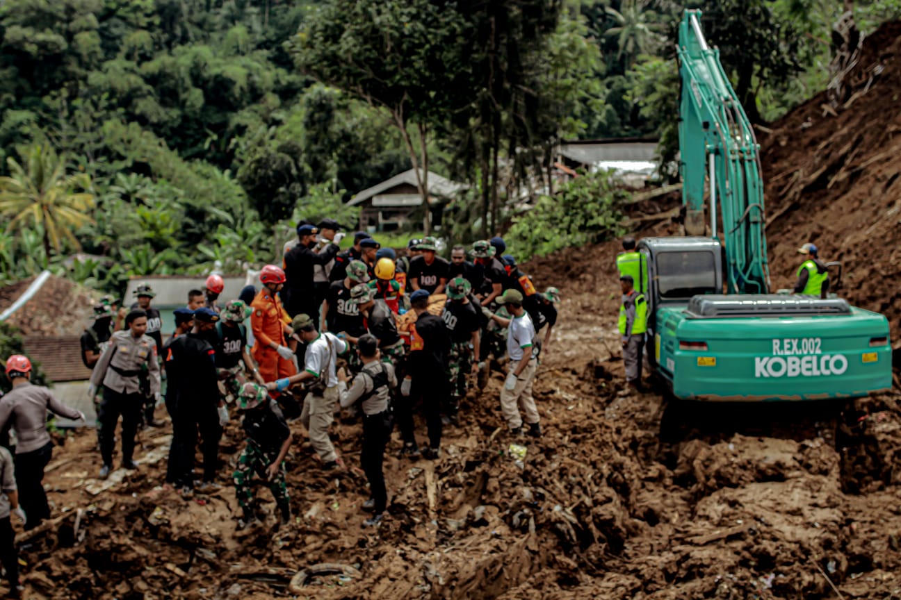 LAKUKAN PENCARIAN: Petugas gabungan saat mengevakuasi korban yang meninggal akibat gempa bumi di Cianjur. (Kholid/Jabar Ekspres)