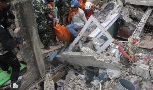 BERHASIL DITEMUKAN: Petugas saat mengevakuasi jenazah yang tertimbun runtuhan bangunan, Selasa (22/11). (Sandika Fadilah/Jabar Ekspres)