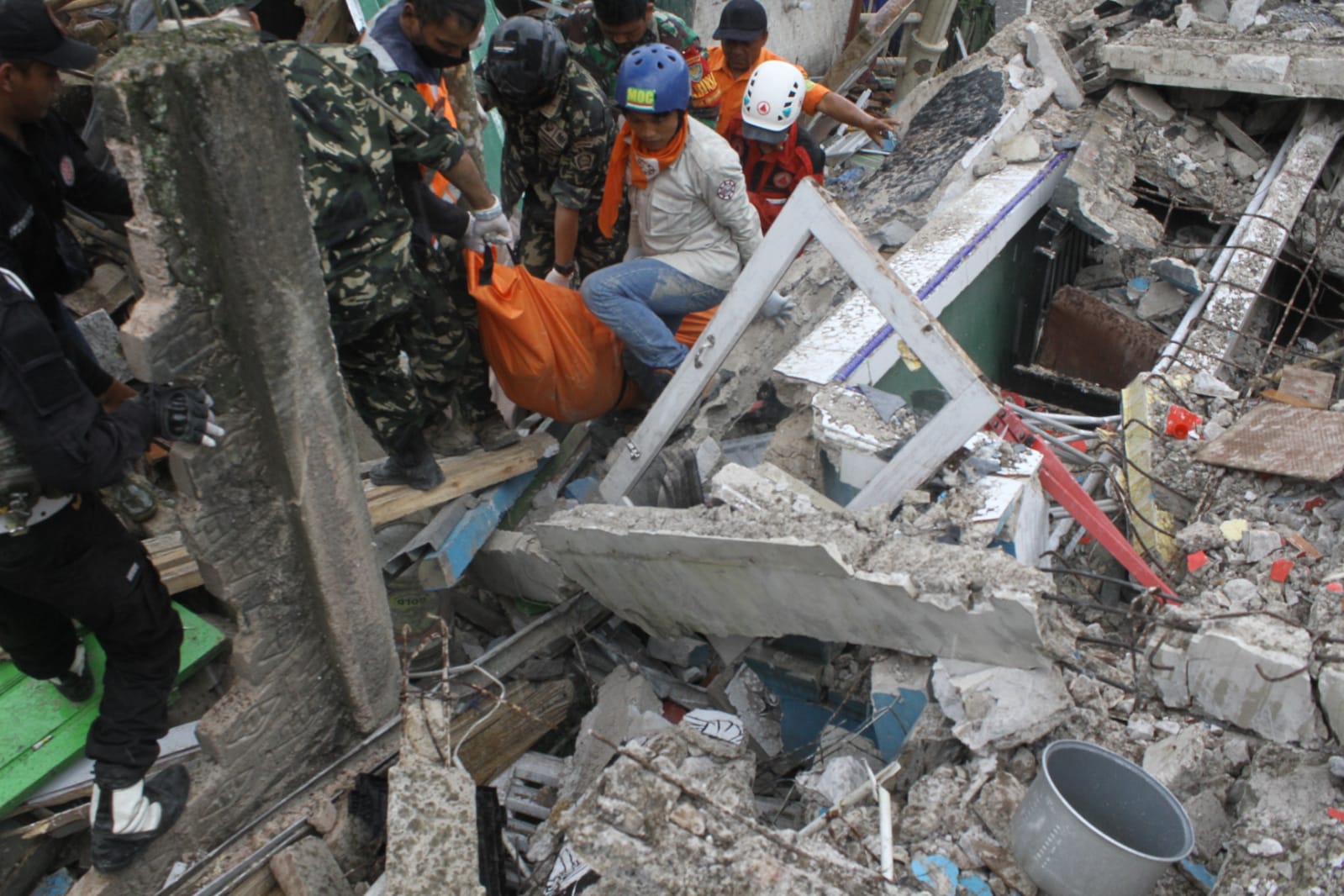 BERHASIL DITEMUKAN: Petugas saat mengevakuasi jenazah yang tertimbun runtuhan bangunan, Selasa (22/11). (Sandika Fadilah/Jabar Ekspres)