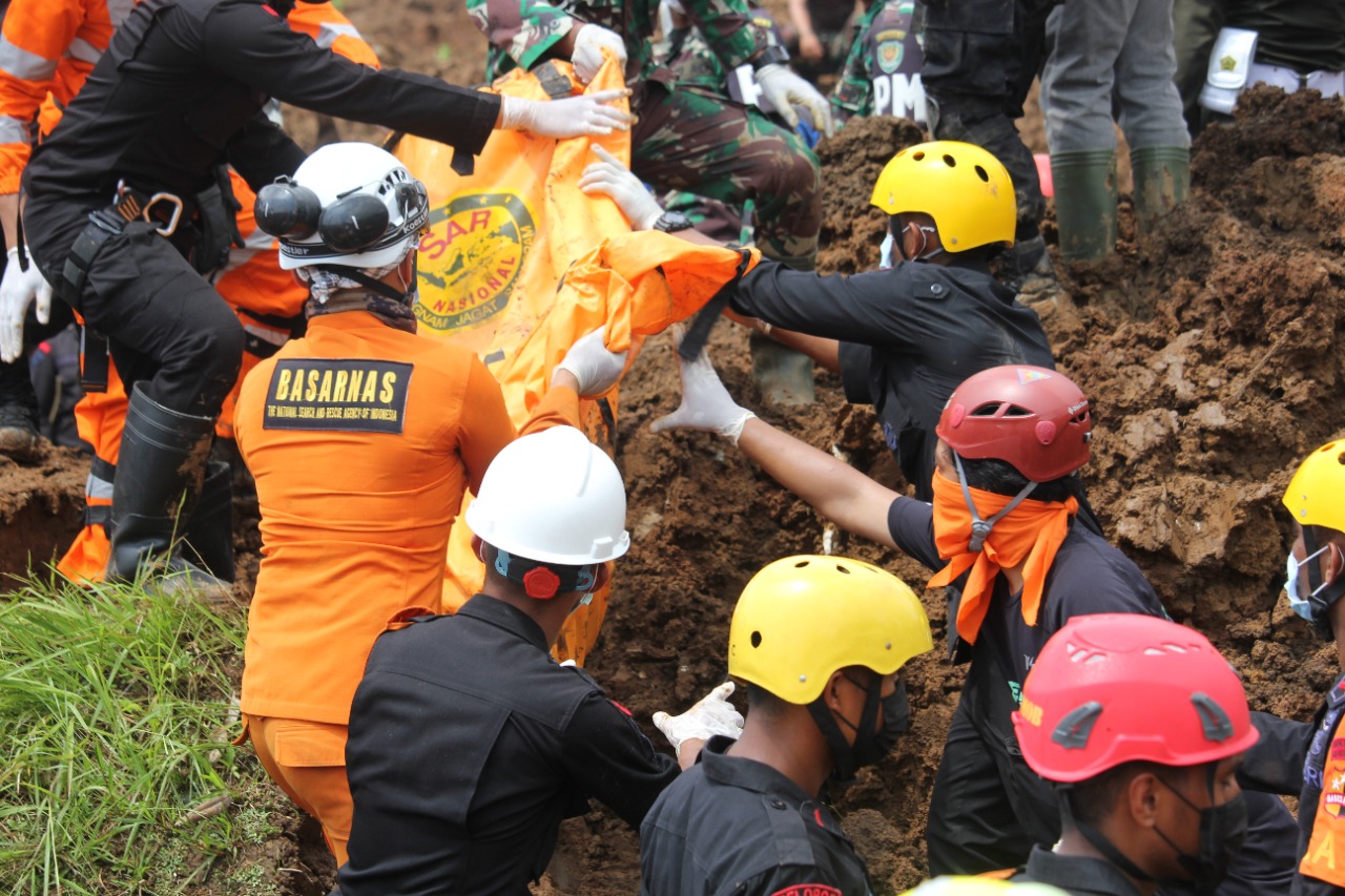 PROSES EVAKUASI: Tim SAR gabungan kembali temukan 2 korban akibat gempa Cianjur. (DOK. TIM SAR)