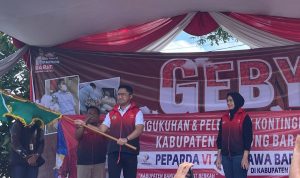 Gubenur Jawa Barat Ridwan Kamil yang turut hadir dalam hari guru itu berkesempatan memimpin doa kepada masyarakat Cianjur