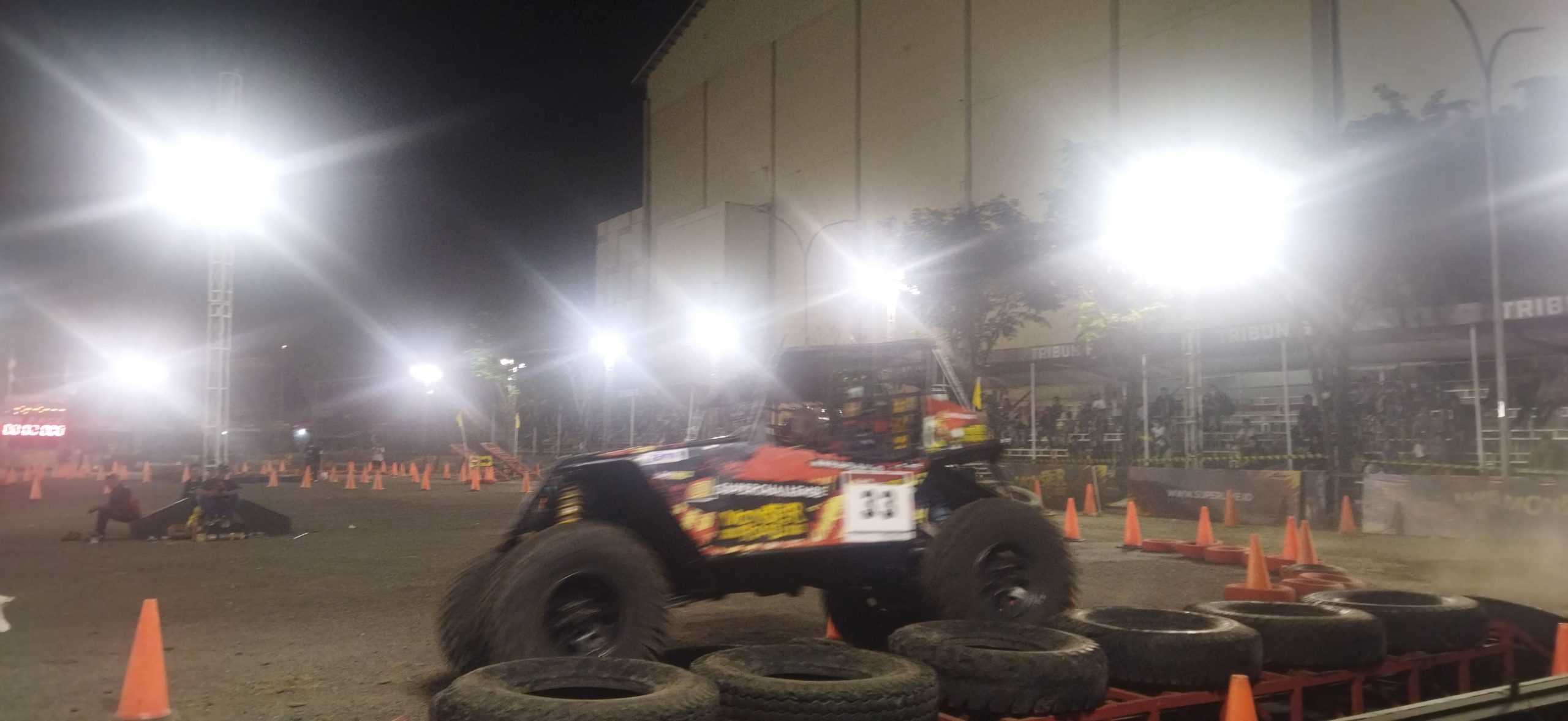 Offroader tengah menaklukkan obstacle yang tersedia di arena Sirkuit Grage City Mall Cirebon, Kota Cirebon pada Sabtu (5/11). (Nizar/Jabar Ekspres) 