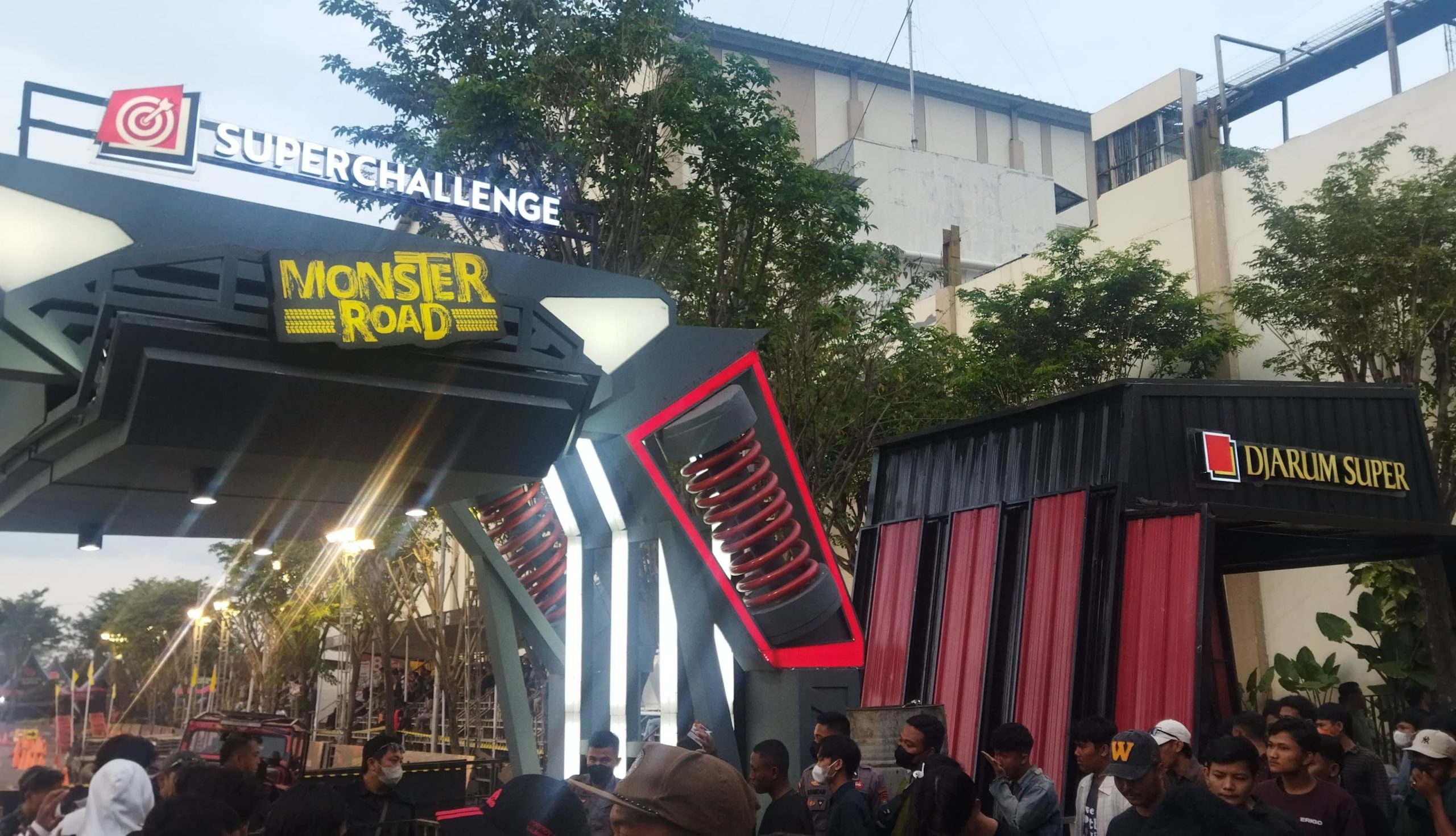 PENONTON saat mengantre masuk ke acara Superchallenge Monster Road di Sirkuit Grage City Mall Cirebon, Kota Cirebon pada Sabtu (5/11). (Nizar/Jabar Ekspres)