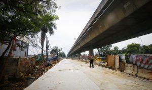 SEGERA DIBUKA: Keberadaan akses Jalan Sholeh Iskandar menuju Simpang Cilebut, Tanah Sareal, Kota Bogor selesai diperbaiki pasca amblas dan akan dibuka pekan depan. (Yudha Prananda/Jabar Ekspres)