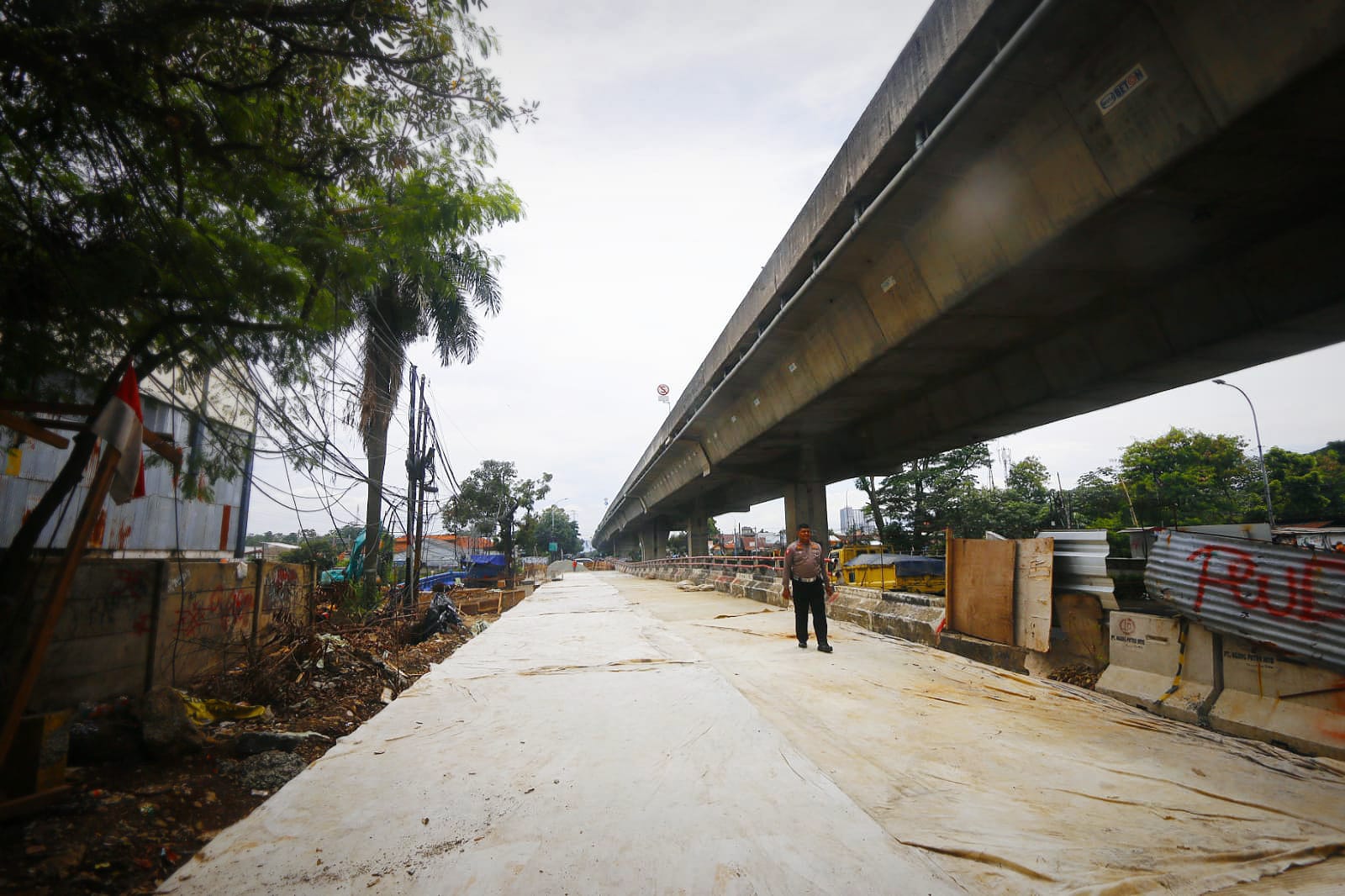 SEGERA DIBUKA: Keberadaan akses Jalan Sholeh Iskandar menuju Simpang Cilebut, Tanah Sareal, Kota Bogor selesai diperbaiki pasca amblas dan akan dibuka pekan depan. (Yudha Prananda/Jabar Ekspres)