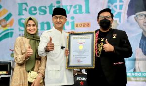 PRESTASI MEMBANGGAKAN: Bupati Hengki Kurniawan saat menerima penghargaan dari MURI setelah mencetak rekor kaligrafi terpanjang. (Humas KBB)