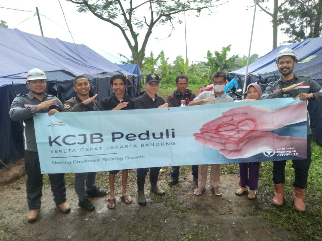 SALURKAN BANTUAN: PT KCIC mendistribusikan bantuan bagi korban gempa di Cianjur.