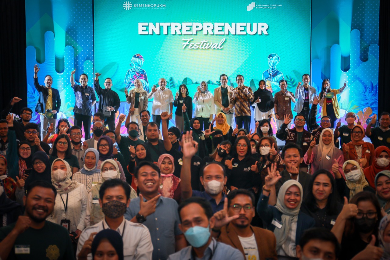 DORONG KEMAJUAN UMKM: MenKopUKM Teten Masduki saat mengikuti kegiatan Entrepreneur Festival di Jakarta, Selasa (22/11).