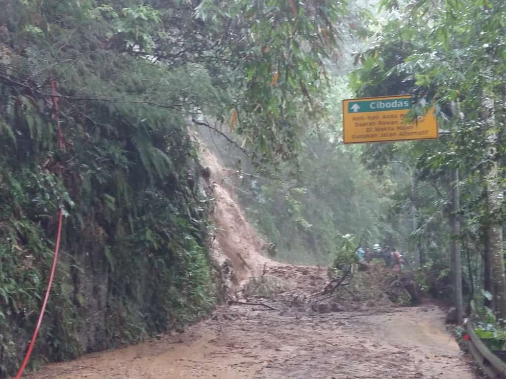 Jalur wisata menuju Maribaya Lembang tepatnya di Jalan Maribaya, Desa Cibodas, Kecamatan Lembang terputus karena diterjang longsor, Minggu (27/11). (istimewa)