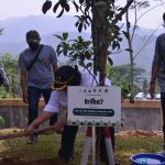 Menteri LHK Siti Nurbaya secara simbolis menanam pohon dalam kegiatan Bogor Go Green 7, Minggu (27/11). (Diskominfo Kab Bogor)