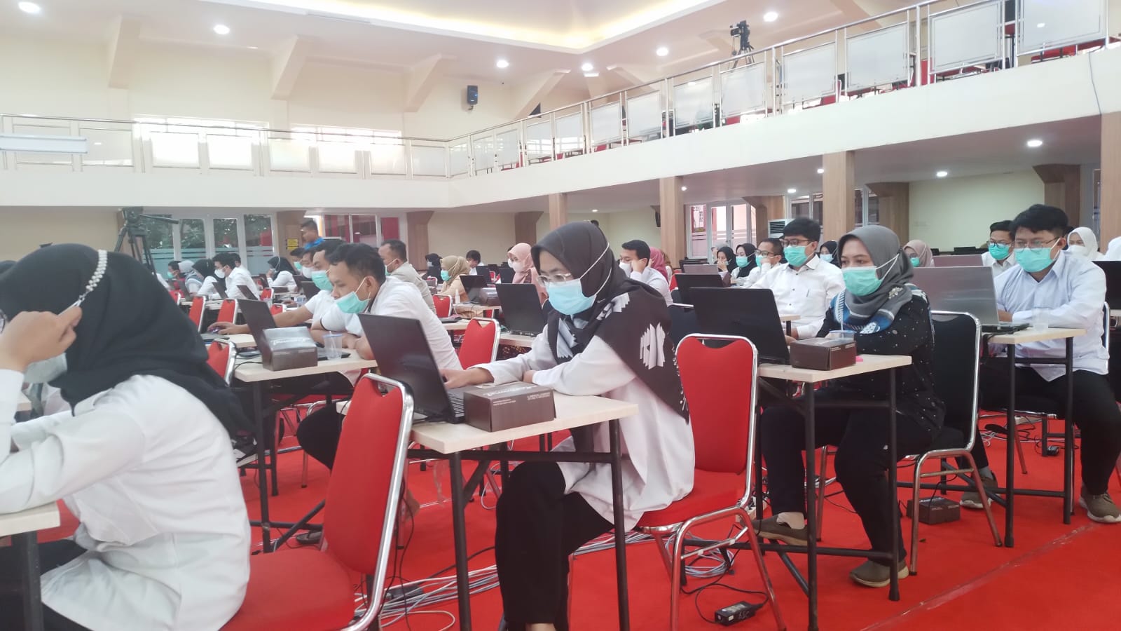 ANTUSIAS: Peserta try out calon ASN Jabar berbasis online tampak antusia mengerjakan latihan soal-soal seleksi di SMKN 3 Bandung, Rabu 23 November 2022. (YANUAR/JABAR EKSPRES)
