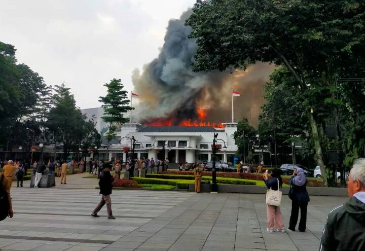 Peristiwa kebakaran di Balai kota Bandung sempat membuat geger warga Kota Bandung. Sebab, kebakaran yang terjadi di Gedung Bappelitbang