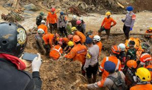 Polri berhasil mengevakuasi lima jenazah korban gempa Cianjur yang disertai tanah longsor di Desa Cijedil, Cugenang, Cianjur,