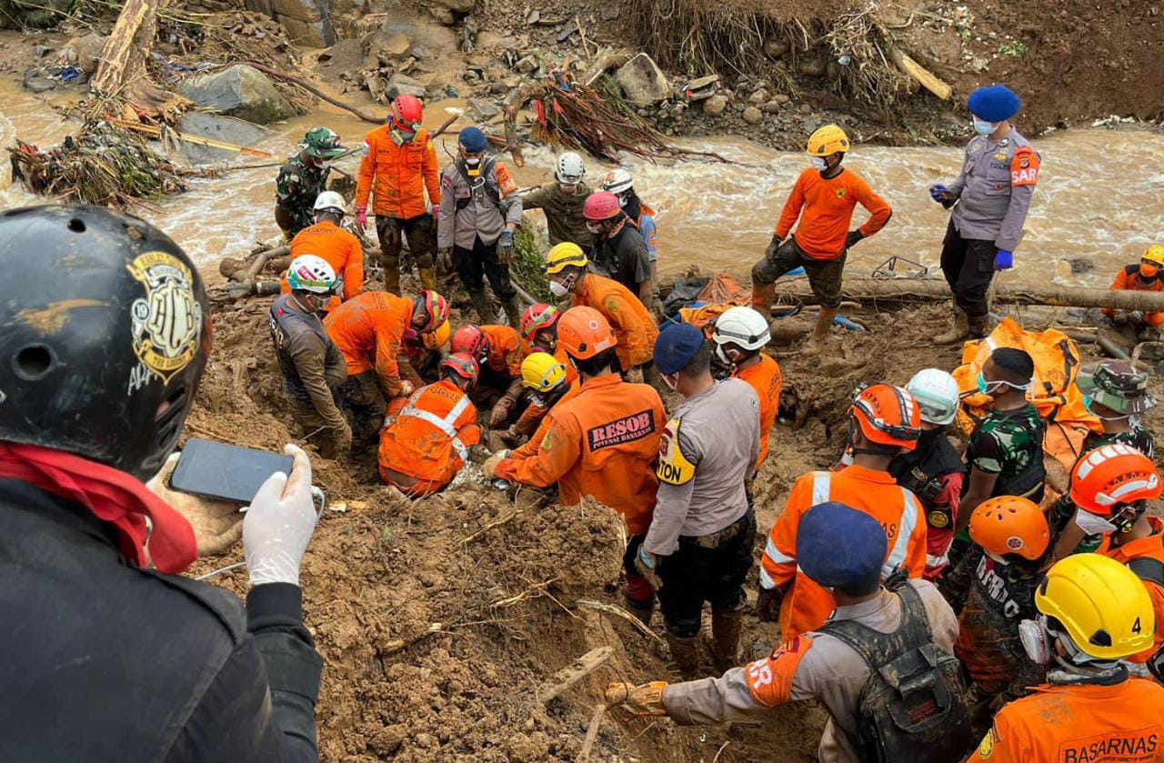 Polri berhasil mengevakuasi lima jenazah korban gempa Cianjur yang disertai tanah longsor di Desa Cijedil, Cugenang, Cianjur,