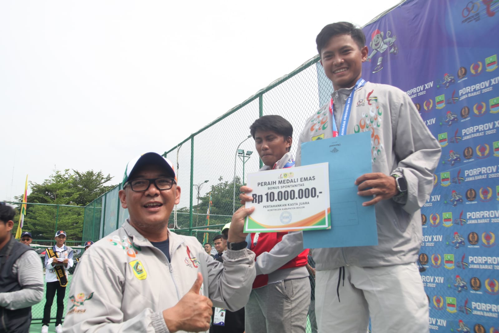 BERIKAN BONUS: Plt Bupati Bogor, H. Iwan Setiawan, SE saat menyalurkan bonus bagi atlet berprestasi dalam ajang Porprov 2022. (Diskominfo Kabupaten Bogor)