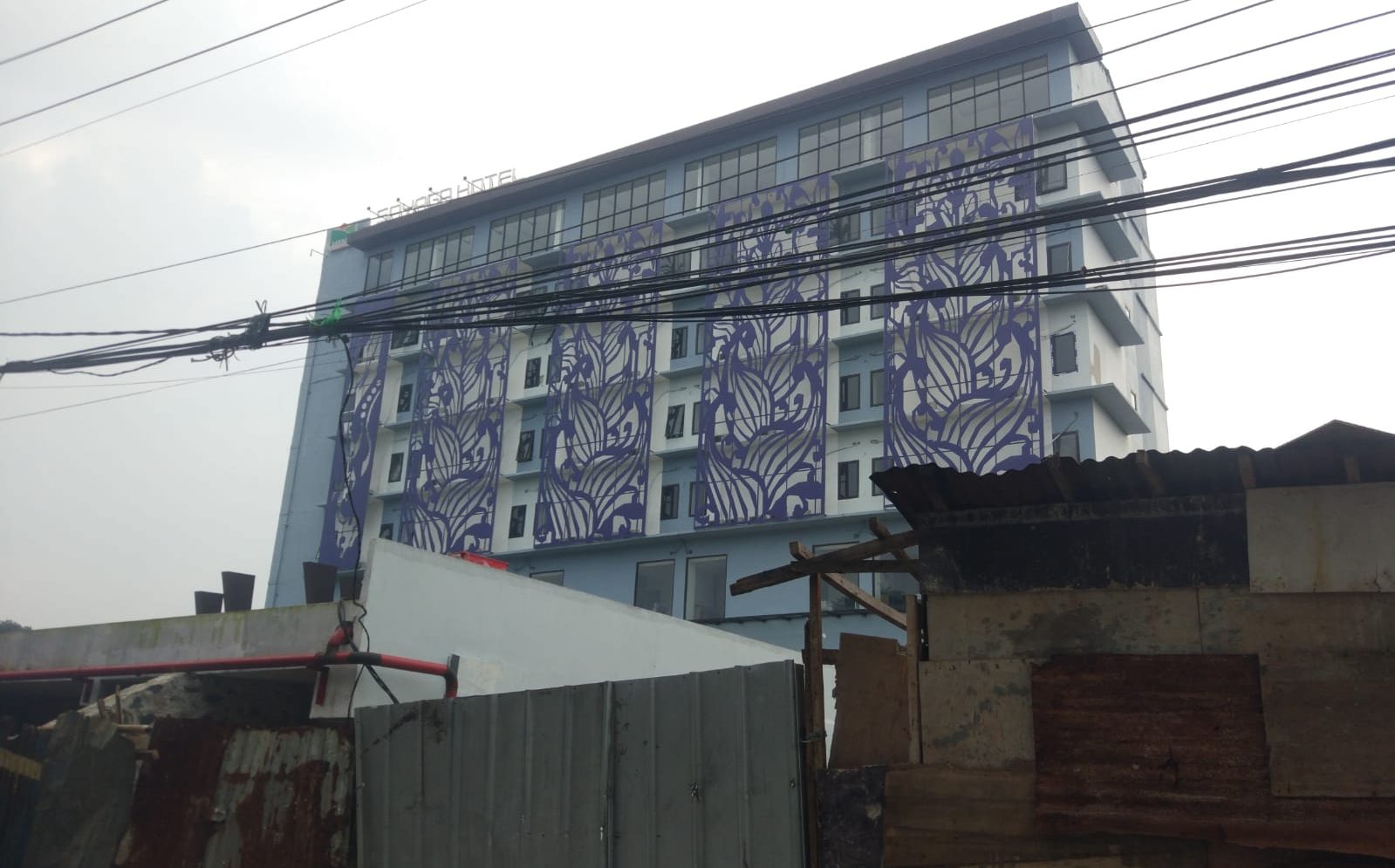 Proyek pembangunan Hotel milik BUMD Kabupaten Bogor PT Sayaga Wisata terlihat mangkrak dan tidak terselesaikan.