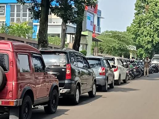LOLOS PAD: Sejumlah kendaraan terparkir liar di Jalan Raya Tegar Beriman, Cibinong, Kabupaten Bogor. Pemkab dinilai kurang tegas. (Istimewa)