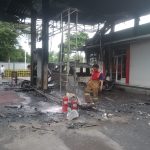 HANGUS TERBAKAR: Sebuah mobil terbakar di SPBU Tenjo, Kabupaten Bogor. Terlihat petugas saat membersihkan sisa-sisa kebakaran. (Dok. Kapolsek Tenjo)