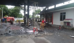 HANGUS TERBAKAR: Sebuah mobil terbakar di SPBU Tenjo, Kabupaten Bogor. Terlihat petugas saat membersihkan sisa-sisa kebakaran. (Dok. Kapolsek Tenjo)