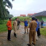 DKPP Kabupaten Bogor saat memantau pekerjaan hunian tetap di Kecamatan Sukajaya, Kabupaten Bogor beberapa waktu lalu. (Dok.Kabid DKPP Bogor)