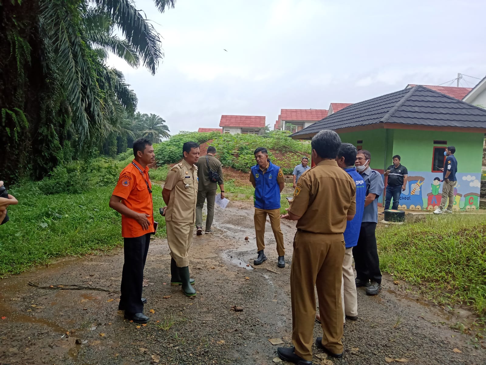 DKPP Kabupaten Bogor saat memantau pekerjaan hunian tetap di Kecamatan Sukajaya, Kabupaten Bogor beberapa waktu lalu. (Dok.Kabid DKPP Bogor)