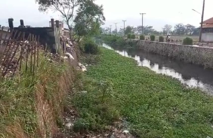 Tempat pembuangan sampah sementara yang berada di Cikoneng Bojongsoang wilayah Sektor 6 Satgas Citarum Harum yang dibiarkan terbengkalai