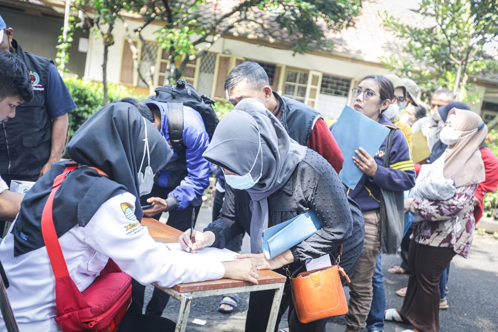 PULIHKAN EKONOMI: Para pelaku UMKM Bandung saat melakukan registrasi untuk mendapat bantuan modal sebesar Rp 450 ribu dari pemkot.