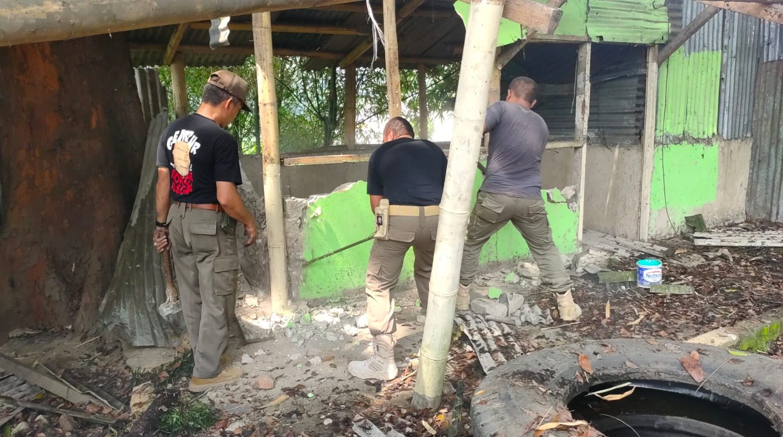 Meresahkan Warga, 8 Warung Remang-remang di Bandung Barat Dibongkar Petugas Gabungan