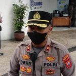 Kapolsek Sumur Bandung, Kompol Deny Rachmanto saat memberikan keterangan mengenain kebakaran Gedung Bappelitbang di Balaikota Bandung, Senin (7/11). (SANDI NUGRAHA/JABAR EKSPRES).