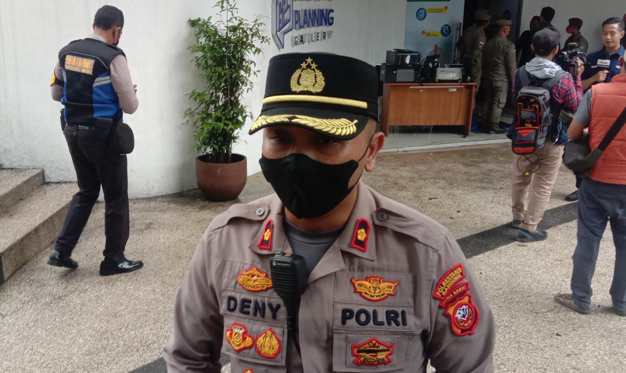 Kapolsek Sumur Bandung, Kompol Deny Rachmanto saat memberikan keterangan mengenain kebakaran Gedung Bappelitbang di Balaikota Bandung, Senin (7/11). (SANDI NUGRAHA/JABAR EKSPRES).