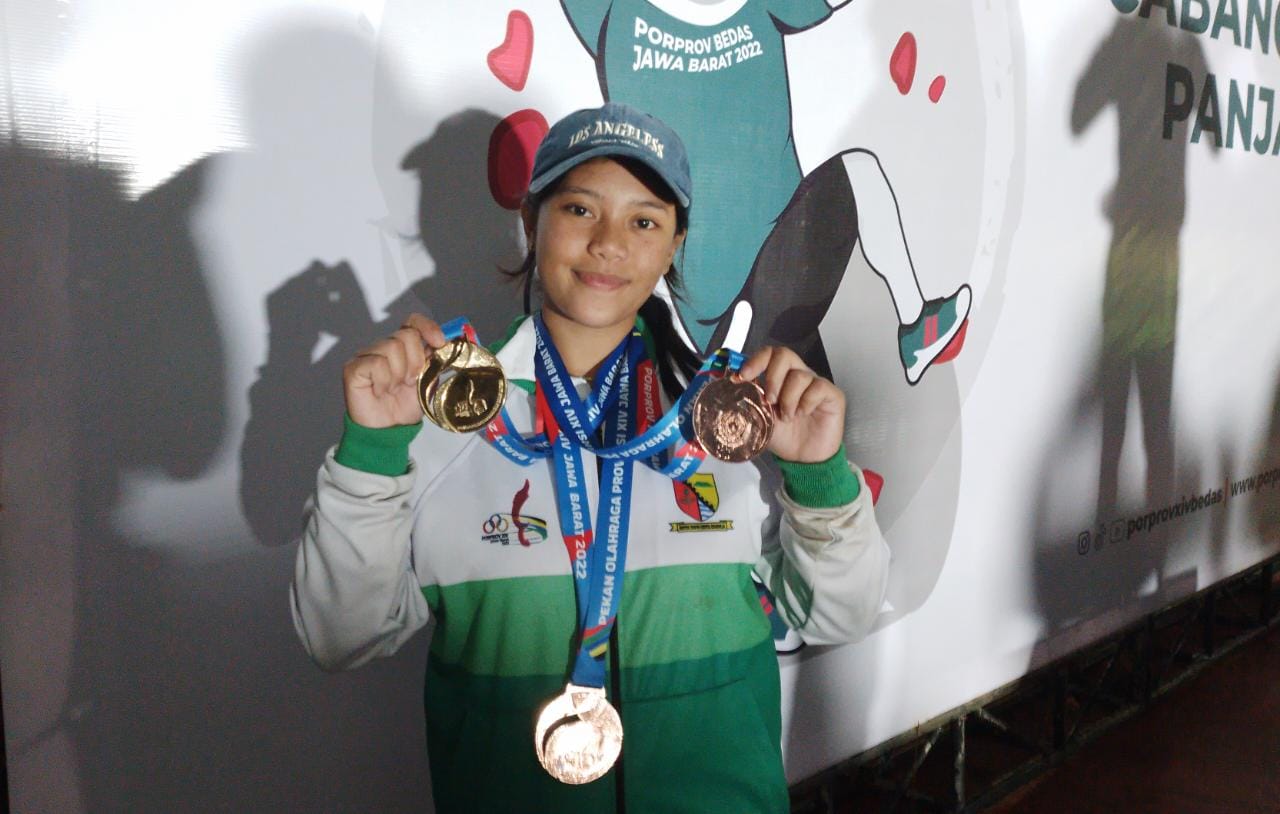 SANG JUARA: Atlet Panjat Tebing Kabupaten Bandung, Sabila Silmi Zukhruf peraih medali emas di Porprov Jabar XIV. (YANUAR/JABAR EKSPRES)