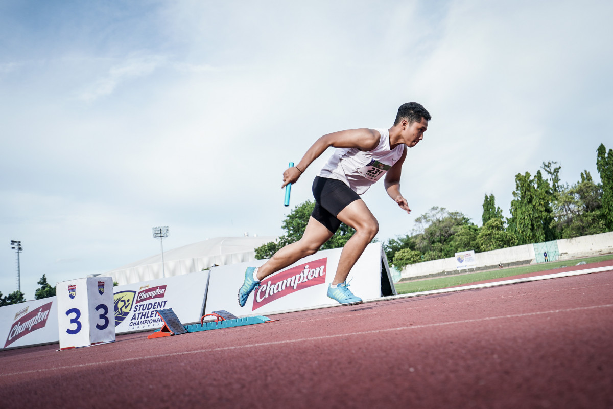 BERLARI: Dimas Panji Pratomo, salah satu peserta estafet 4x100 meter dari SMAN 39 Jakarta, saat berlaga di babak final Energen Champion SAC Indonesia - Jakarta-Banten Qualifiers.