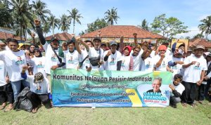 BERBAGI: Komunitas nelayan pendukung Ganjar Pranowo menggelar aksi sosial berupa distribusi paket sembako.