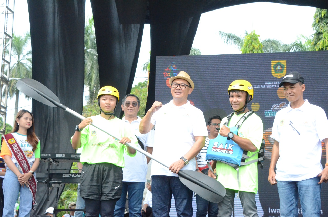 Plt Bupati Bogor Iwan Setiawan saat memamerkan olahraga packraft di lapangan Tegar Beriman, Cibinong, Kabupaten Bogor, Minggu (27/11). (Sandika Fadilah/Jabarekpses.com)