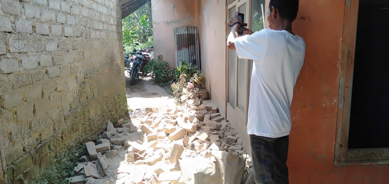 RUSAK PARAH: Kondisi rumah di KBB rusah parah akibat terdampak gempa Cianjur di Desa Kertamukti, Kecamatan Cipatat, Kabupaten Bandung Barat. (DOK/ BPDB KBB)