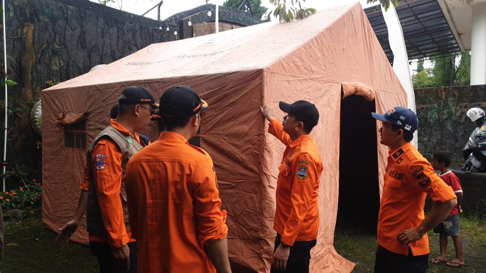 BANTU KORBAN: Personil BPBD KBB membawa sejumlah bantuan untuk korban gempa Cianjur. (DOK/BPBD KBB)