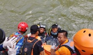 MENINGGAL DUNIA: Petugas gabungan saat mengevakuasi korban yang terseret di sungai Bogor, tepanya di Kecamatan Babakan Madang, Kabupaten Bogor. (SANDIKA FADILAH VIA BPBD KABUPATEN BOGOR)