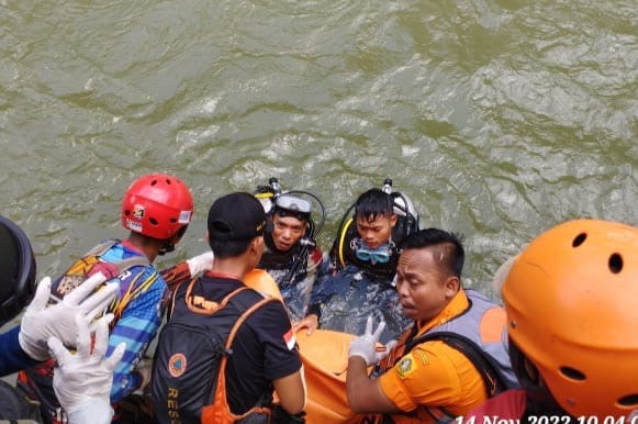 MENINGGAL DUNIA: Petugas gabungan saat mengevakuasi korban yang terseret di sungai Bogor, tepanya di Kecamatan Babakan Madang, Kabupaten Bogor. (SANDIKA FADILAH VIA BPBD KABUPATEN BOGOR)