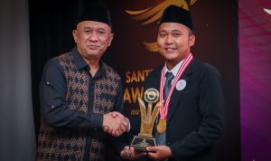 BERIKAN SUPPORT: MenKopUKM Teten Masduki menyerahkan penghargaan di acara bisnis Santripreneur Award 2022, Senin 21 November 2022 malam.