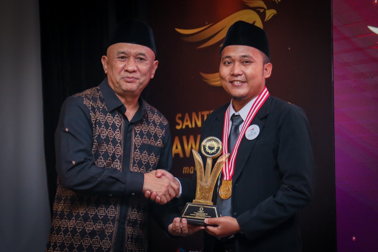BERIKAN SUPPORT: MenKopUKM Teten Masduki menyerahkan penghargaan di acara bisnis Santripreneur Award 2022, Senin 21 November 2022 malam.