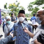 SESI WAWANCARA: Kepala Dinkes Kota Bandung, Anhar Hadian, saat memberikan keterangan soal penetapan KLB kasus penyakit polio.