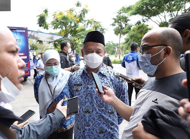 SESI WAWANCARA: Kepala Dinkes Kota Bandung, Anhar Hadian, saat memberikan keterangan soal penetapan KLB kasus penyakit polio.