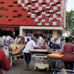 SELAMATKAN DIRI: Sejumlah warga dan pasien di rumah sakit saat melarikan diri untuk menyelamatkan dari amukan gempa bumi di Cianjur. (istimewa)