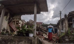 KORBAN GEMPA: Warga membawa beras di dekat rumah yang rusak akibat gempa bumi di Gasol, Cianjur, Selasa 29 November 2022. Sesar Lembang kini sedang aktif yang mengancam gempa bumi.