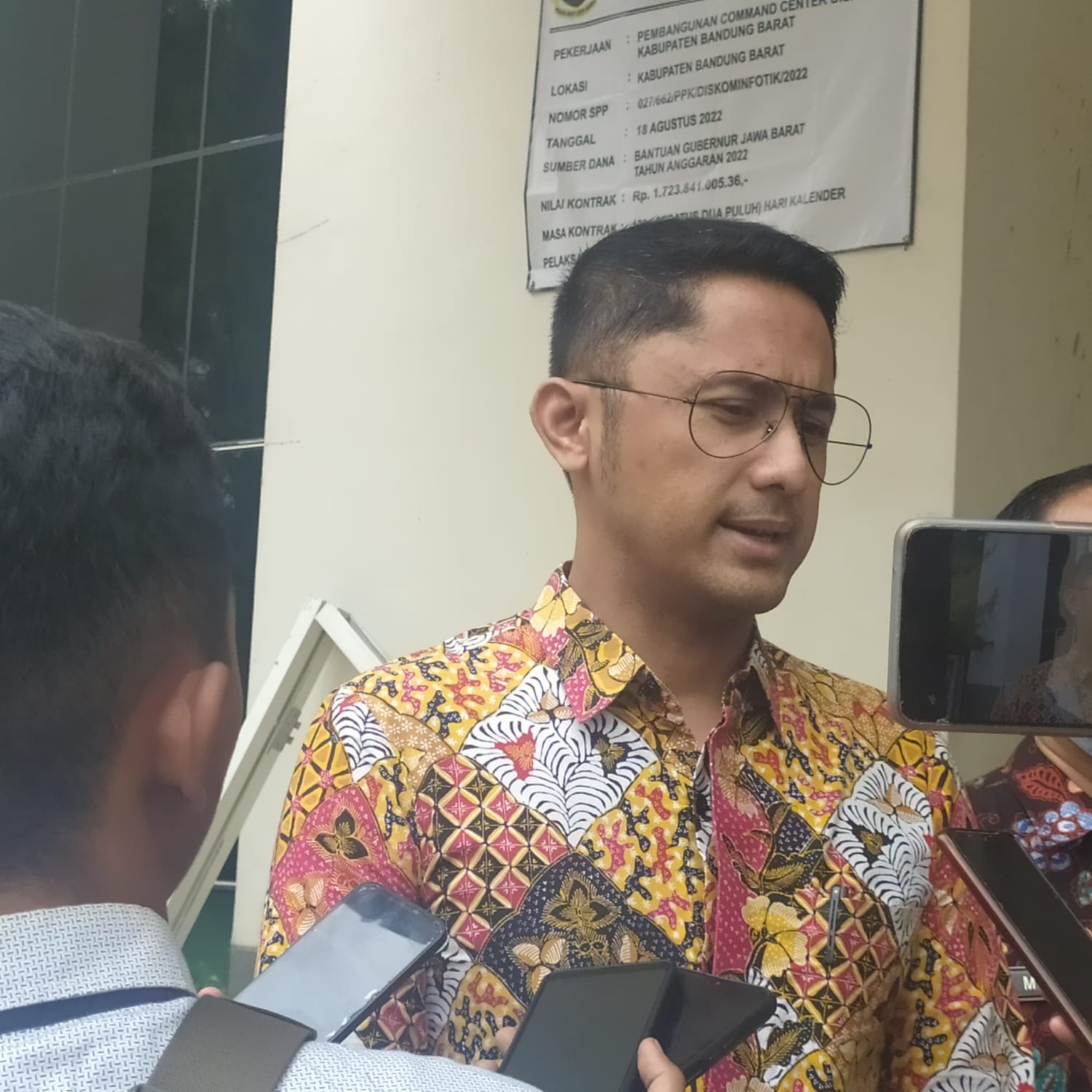 BERIKAN KETERANGAN: Bupati Hengky Kurniawan tengah fokus membenahi infrastruktur fisik di Bandung Barat.
