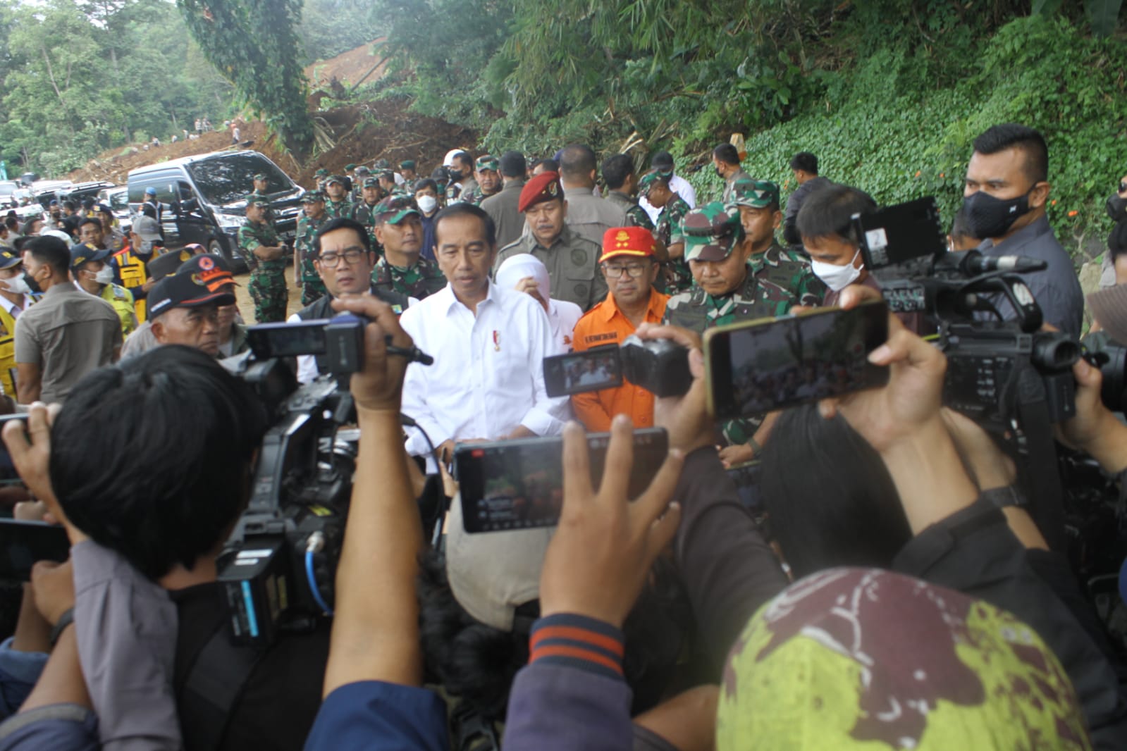 CEK LOKASI: Presiden Jokowi didampingi Gubernur Jawa Barat Ridwan Kamil, mengunjungi lokasi longsor akibat gempa bumi Cianjur tepatnya di Jalan Cugenang, Kabupaten Cianjur, Selasa 22 November 2022.
