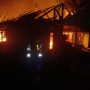 SI JAGO MERAH: Kebakaran rumah warga di  Kampung Sukamulya, Kecamatan Tenjo, Kabupaten Bogor. (SANDIKA FADILAH VIA POLSEK TENJO)